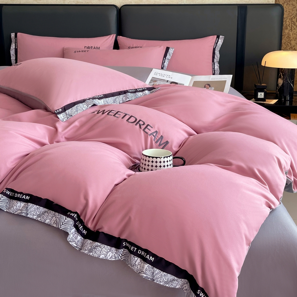 91家纺网 家纺一手货源 找家纺 大麦乐田 2025新款法式轻奢碳素刺绣磨毛四件套-北欧风情 北欧风情 红粉