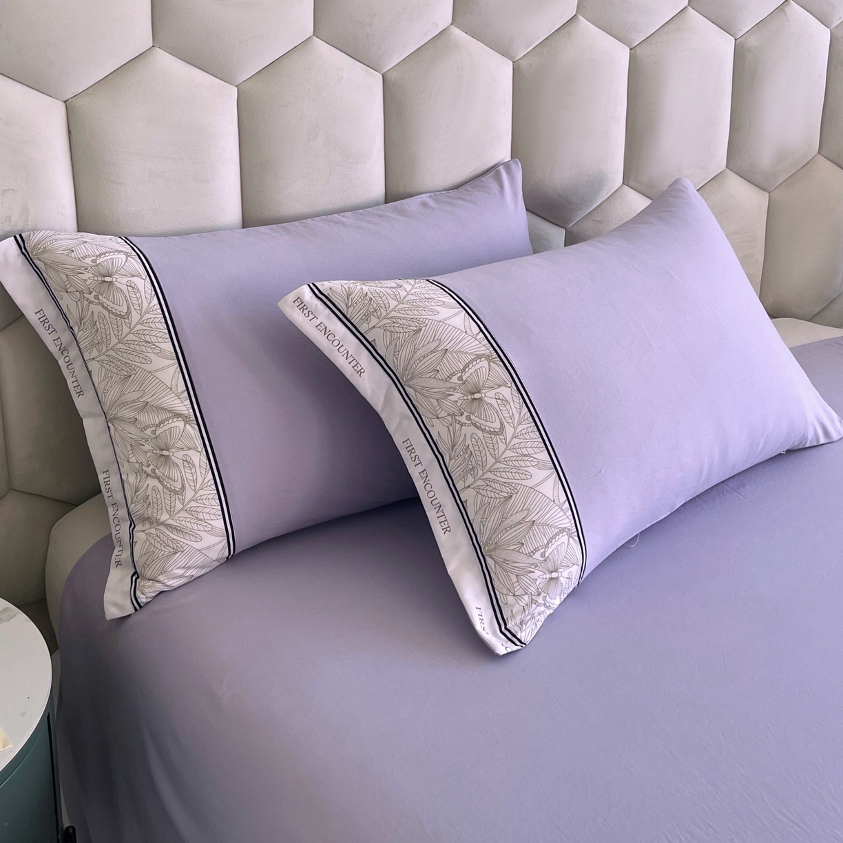 91家纺网 家纺一手货源 找家纺 大麦乐田 2025新款法式轻奢碳素磨毛四件套-卡琳娜系列 卡琳娜 紫灰