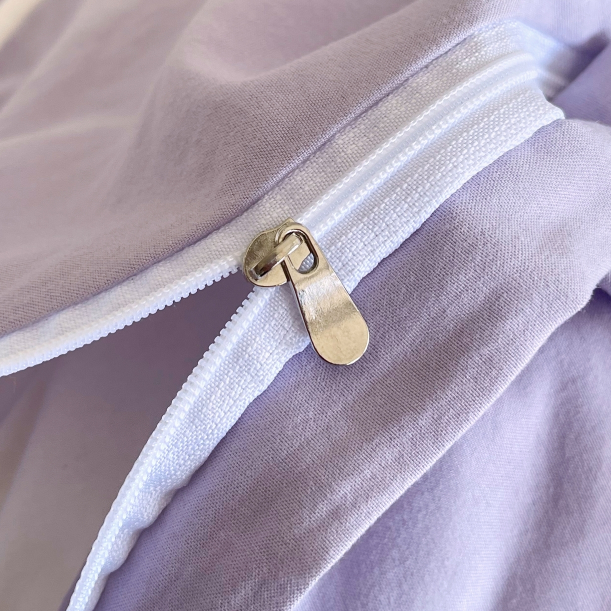 91家纺网 家纺一手货源 找家纺 大麦乐田 2025新款法式轻奢碳素磨毛四件套-卡琳娜系列 卡琳娜 紫灰