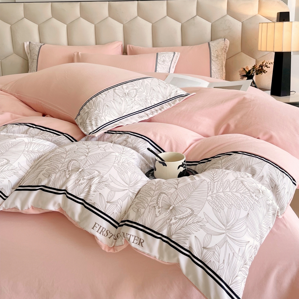 91家纺网 家纺一手货源 找家纺 大麦乐田 2025新款法式轻奢碳素磨毛四件套-卡琳娜系列 卡琳娜 粉玉