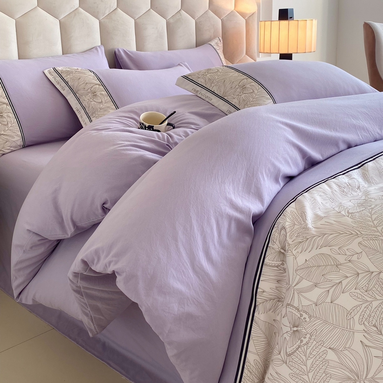 91家纺网 家纺一手货源 找家纺 大麦乐田 2025新款法式轻奢碳素磨毛四件套-卡琳娜系列 卡琳娜 紫灰