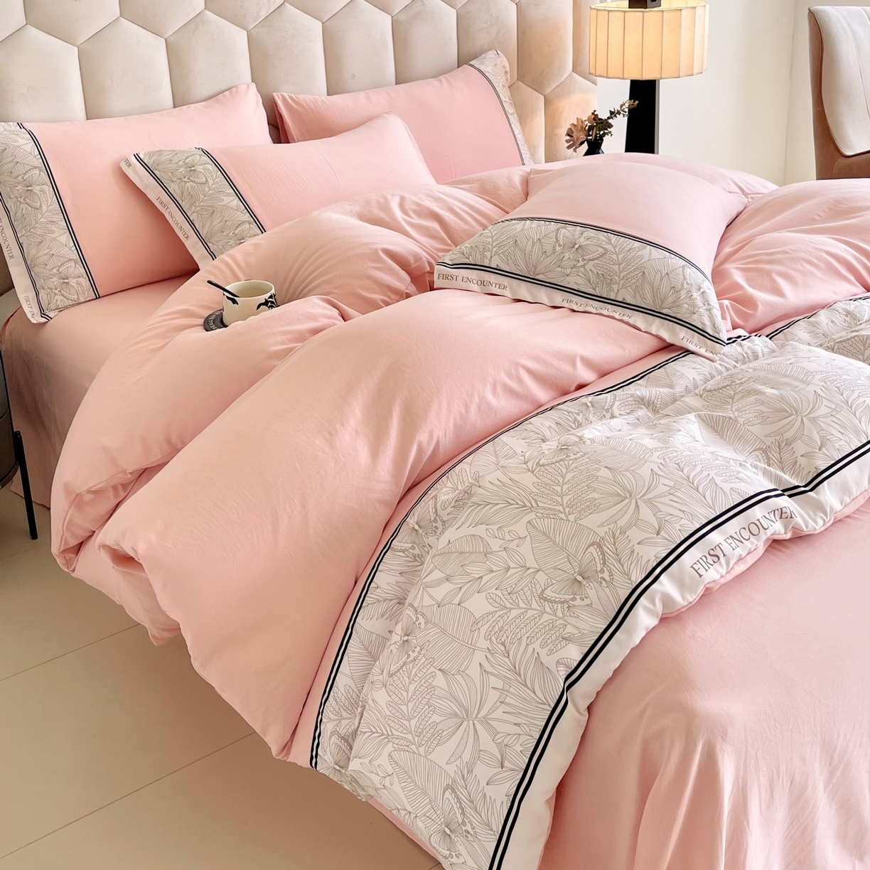 91家纺网 家纺一手货源 找家纺 大麦乐田 2025新款法式轻奢碳素磨毛四件套-卡琳娜系列 卡琳娜 粉玉