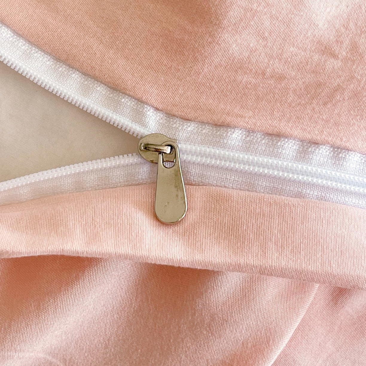 91家纺网 家纺一手货源 找家纺 大麦乐田 2025新款法式轻奢碳素磨毛四件套-卡琳娜系列 卡琳娜 粉玉