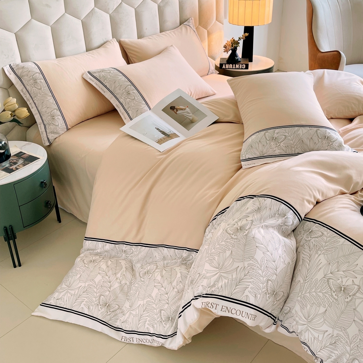 91家纺网 家纺一手货源 找家纺 大麦乐田 2025新款法式轻奢碳素磨毛四件套-卡琳娜系列 卡琳娜 小熊咖