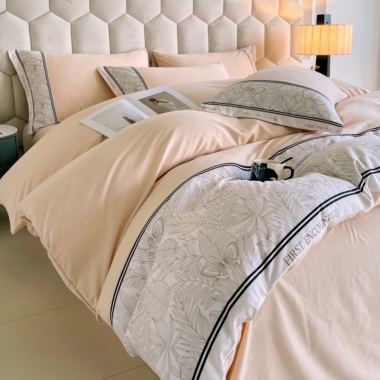 91家纺网 家纺一手货源 找家纺 大麦乐田 2025新款法式轻奢碳素磨毛四件套-卡琳娜系列 卡琳娜 小熊咖