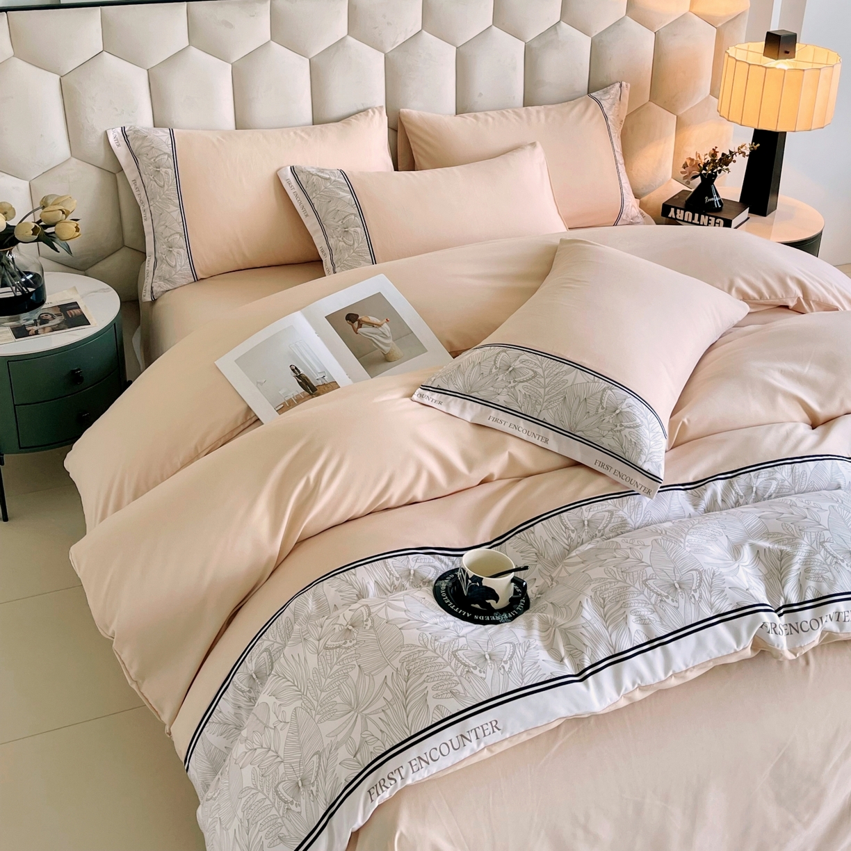 91家纺网 家纺一手货源 找家纺 大麦乐田 2025新款法式轻奢碳素磨毛四件套-卡琳娜系列 卡琳娜 小熊咖