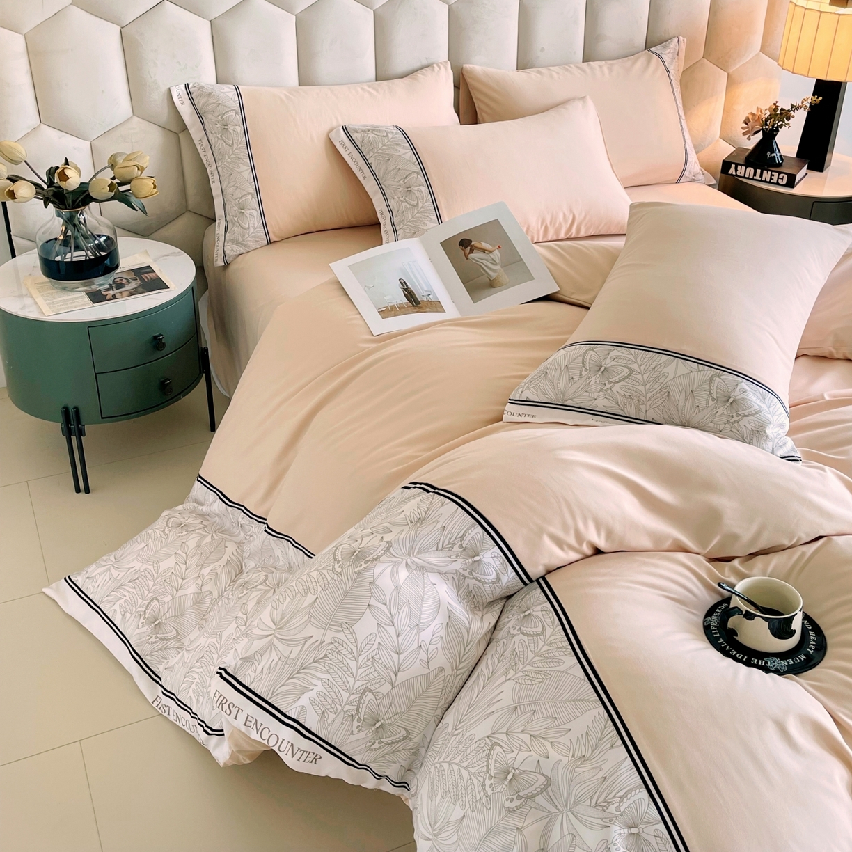 91家纺网 家纺一手货源 找家纺 大麦乐田 2025新款法式轻奢碳素磨毛四件套-卡琳娜系列 卡琳娜 小熊咖