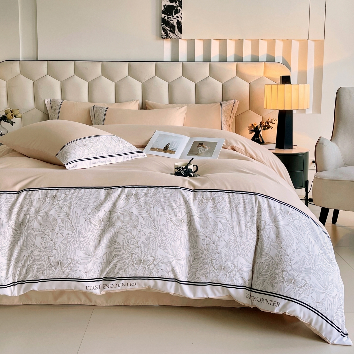 91家纺网 家纺一手货源 找家纺 大麦乐田 2025新款法式轻奢碳素磨毛四件套-卡琳娜系列 卡琳娜 小熊咖