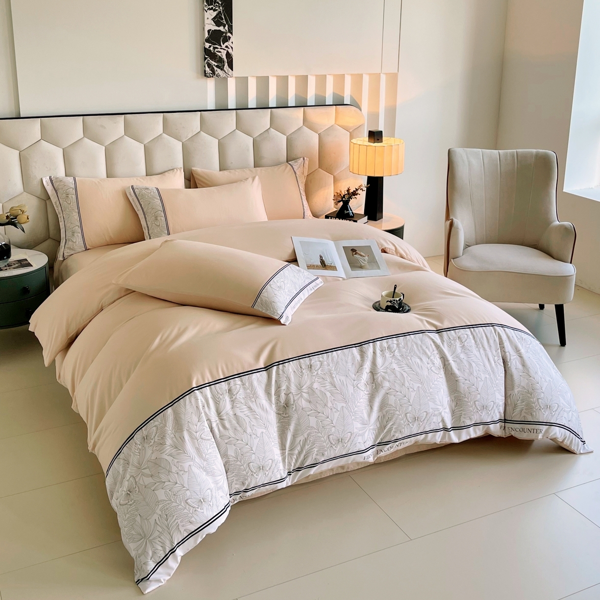 91家纺网 家纺一手货源 找家纺 大麦乐田 2025新款法式轻奢碳素磨毛四件套-卡琳娜系列 卡琳娜 小熊咖