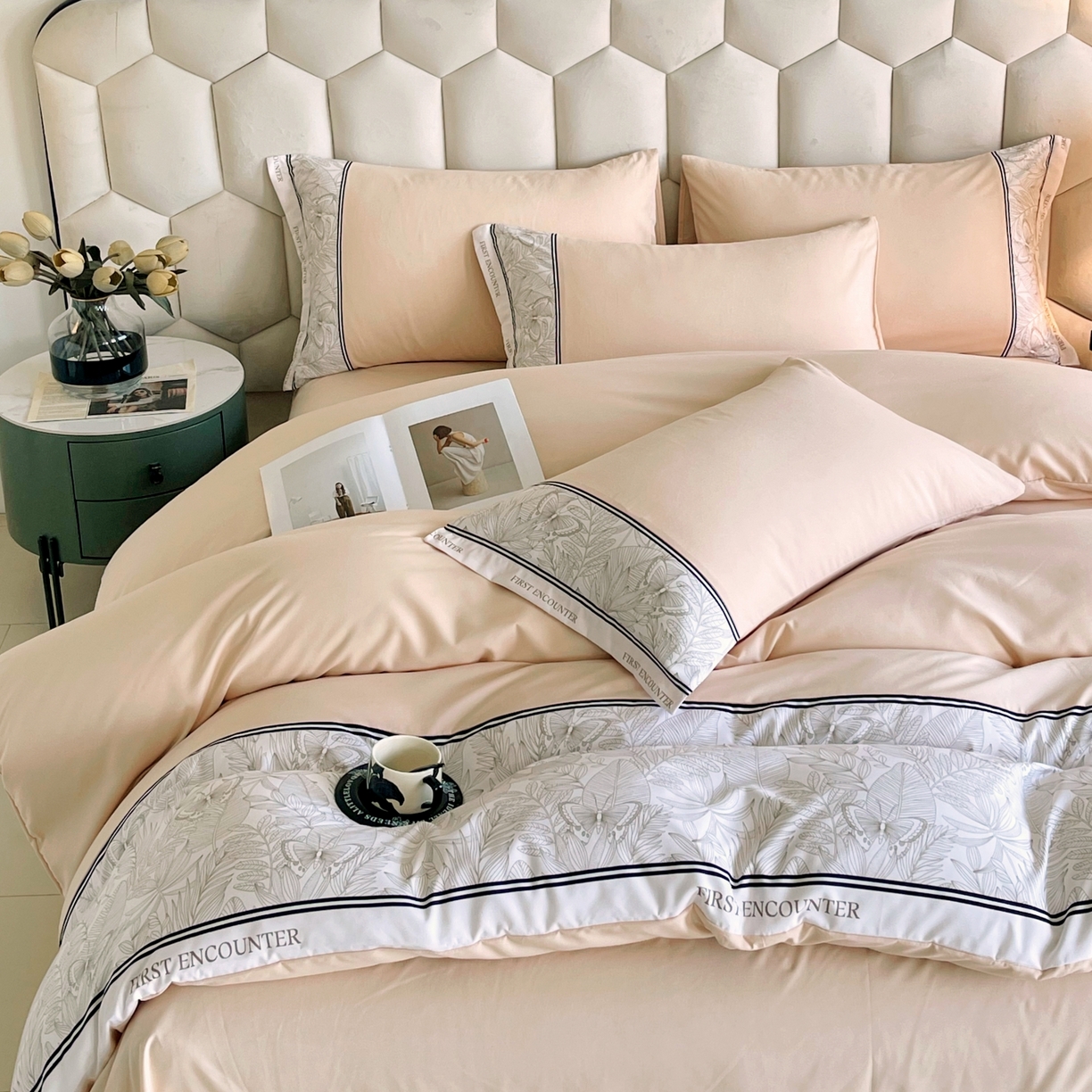 91家纺网 家纺一手货源 找家纺 大麦乐田 2025新款法式轻奢碳素磨毛四件套-卡琳娜系列 卡琳娜 小熊咖