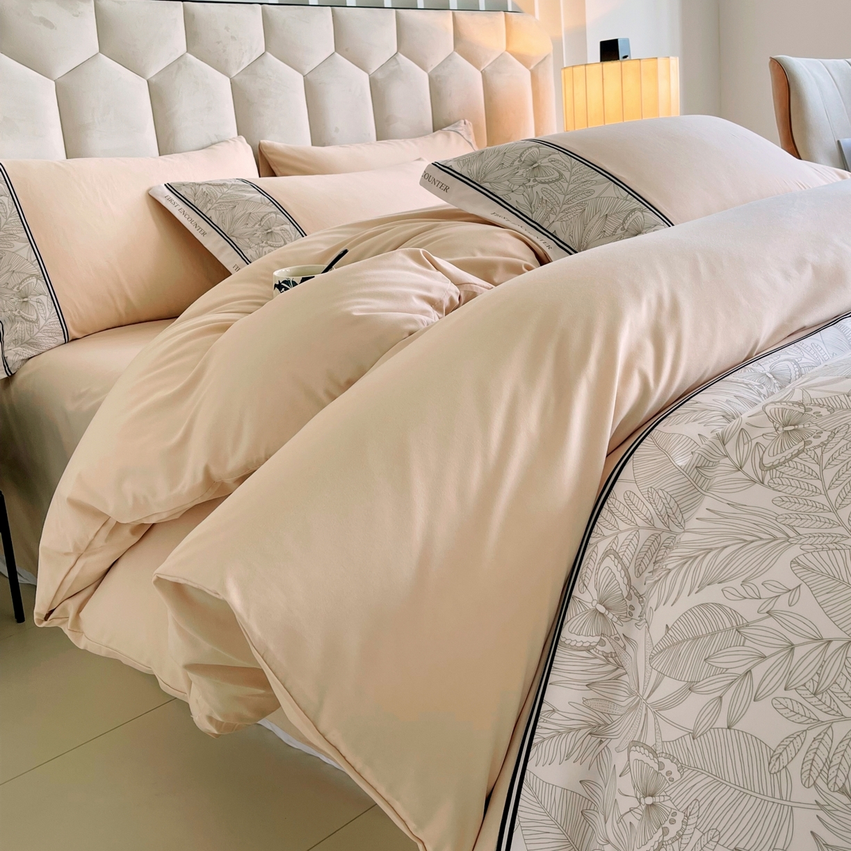 91家纺网 家纺一手货源 找家纺 大麦乐田 2025新款法式轻奢碳素磨毛四件套-卡琳娜系列 卡琳娜 小熊咖