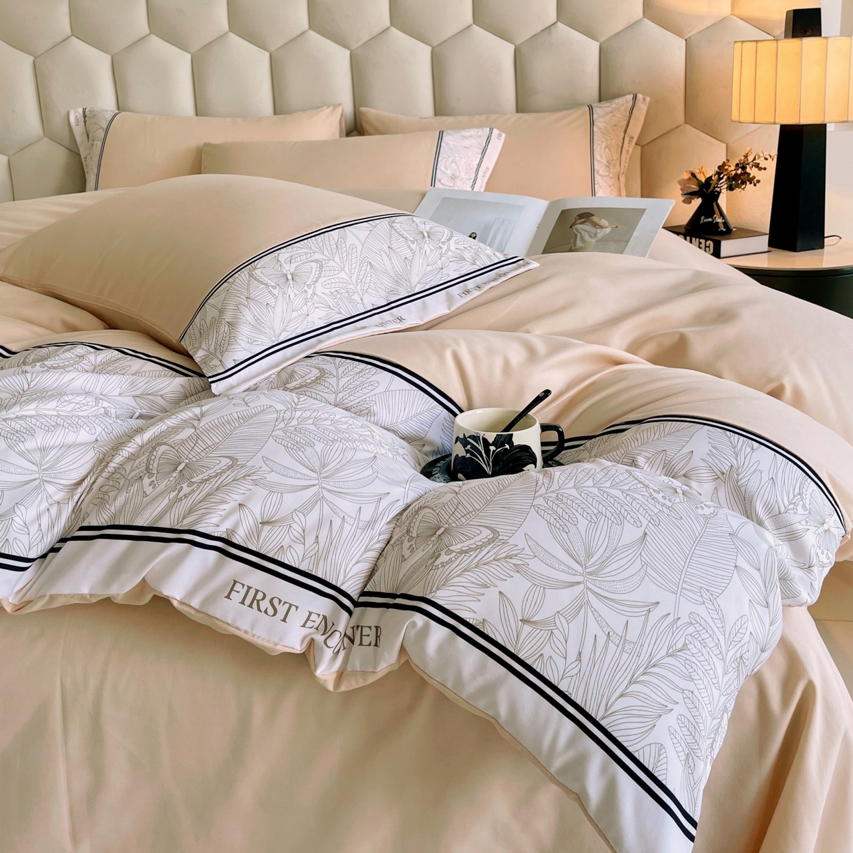 91家纺网 家纺一手货源 找家纺 大麦乐田 2025新款法式轻奢碳素磨毛四件套-卡琳娜系列 卡琳娜 小熊咖