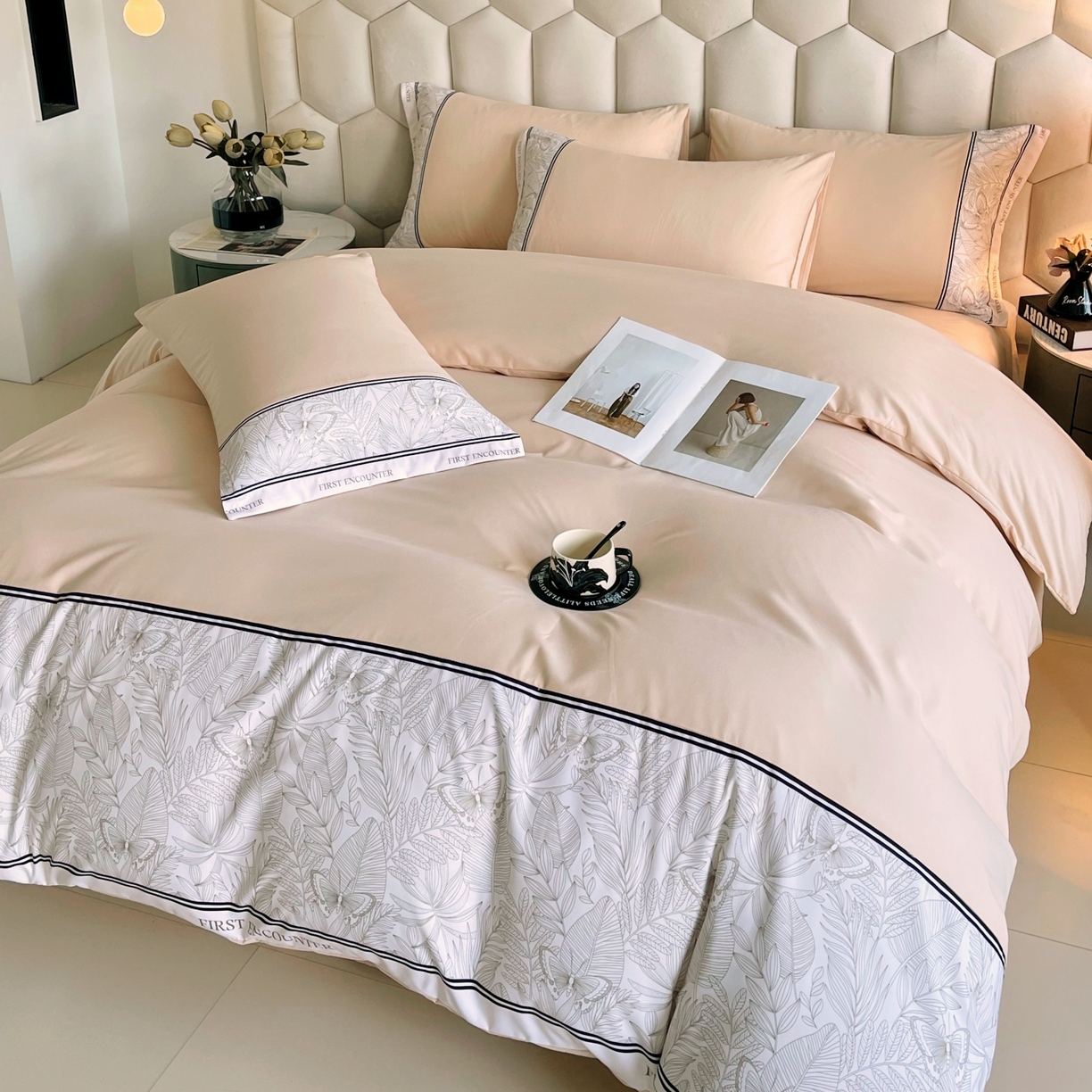 91家纺网 家纺一手货源 找家纺 大麦乐田 2025新款法式轻奢碳素磨毛四件套-卡琳娜系列 卡琳娜 小熊咖