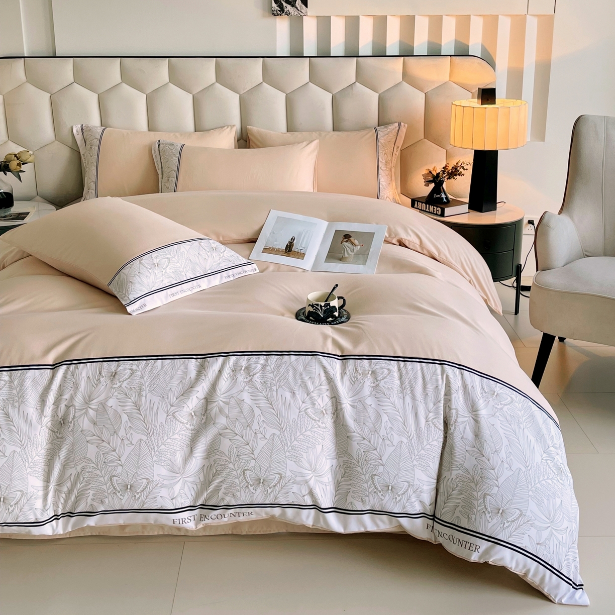 91家纺网 家纺一手货源 找家纺 大麦乐田 2025新款法式轻奢碳素磨毛四件套-卡琳娜系列 卡琳娜 小熊咖