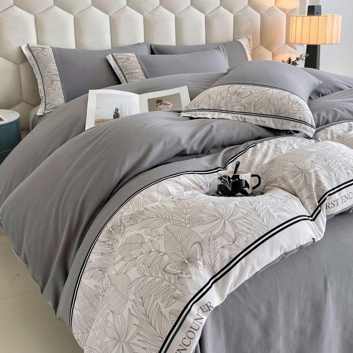 91家纺网 家纺一手货源 找家纺 大麦乐田 2025新款法式轻奢碳素磨毛四件套-卡琳娜系列 卡琳娜 绅士灰