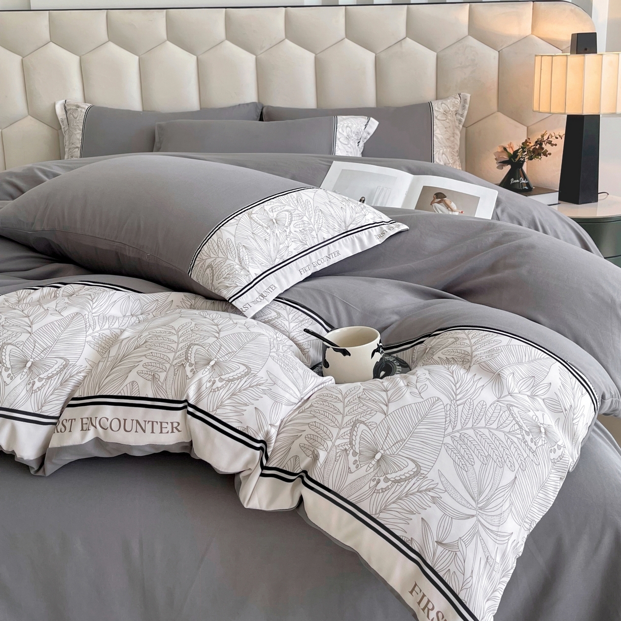 91家纺网 家纺一手货源 找家纺 大麦乐田 2025新款法式轻奢碳素磨毛四件套-卡琳娜系列 卡琳娜 绅士灰