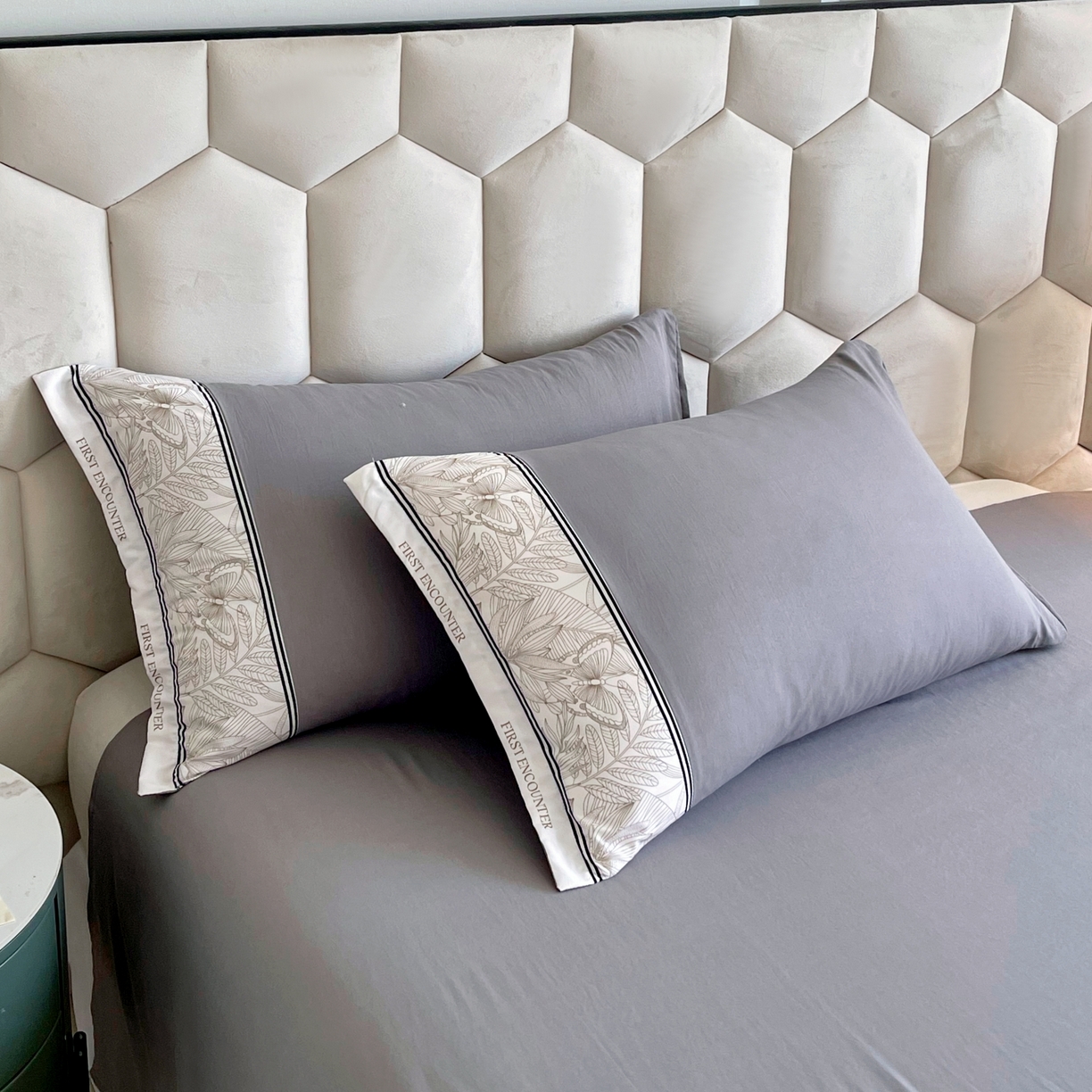 91家纺网 家纺一手货源 找家纺 大麦乐田 2025新款法式轻奢碳素磨毛四件套-卡琳娜系列 卡琳娜 绅士灰