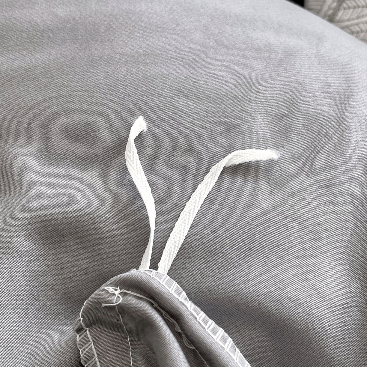 91家纺网 家纺一手货源 找家纺 大麦乐田 2025新款法式轻奢碳素磨毛四件套-卡琳娜系列 卡琳娜 绅士灰