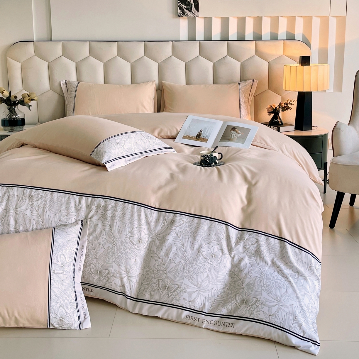 91家纺网 家纺一手货源 找家纺 大麦乐田 2025新款法式轻奢碳素磨毛四件套-卡琳娜系列 卡琳娜 小熊咖