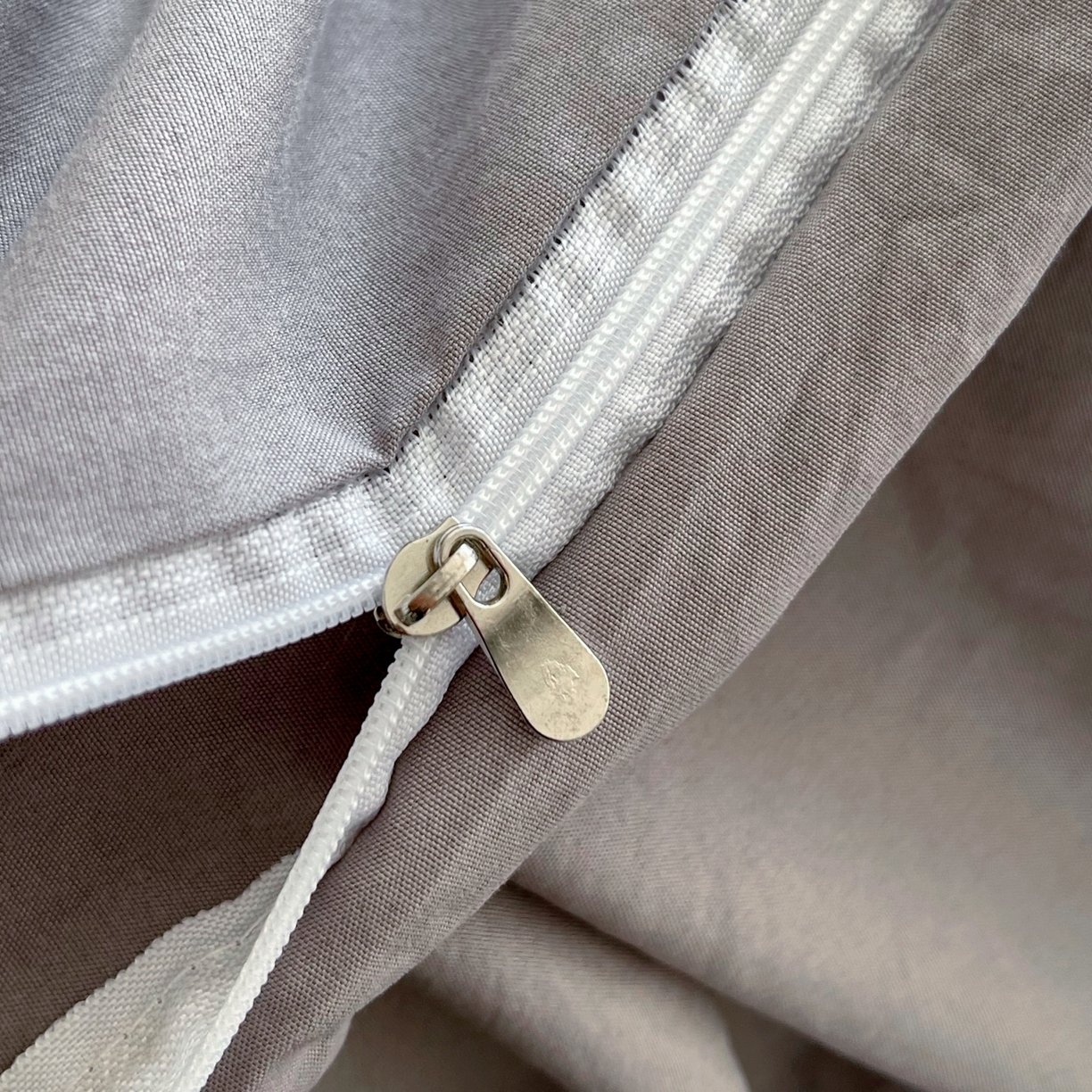 91家纺网 家纺一手货源 找家纺 大麦乐田 2025新款法式轻奢碳素磨毛四件套-卡琳娜系列 卡琳娜 绅士灰