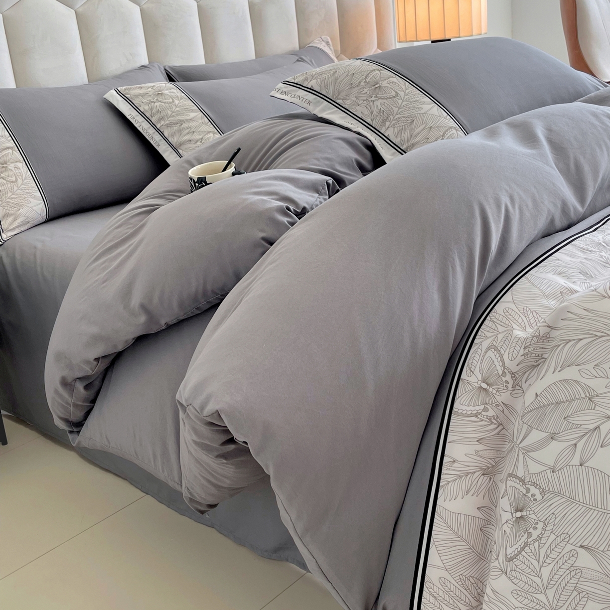 91家纺网 家纺一手货源 找家纺 大麦乐田 2025新款法式轻奢碳素磨毛四件套-卡琳娜系列 卡琳娜 绅士灰