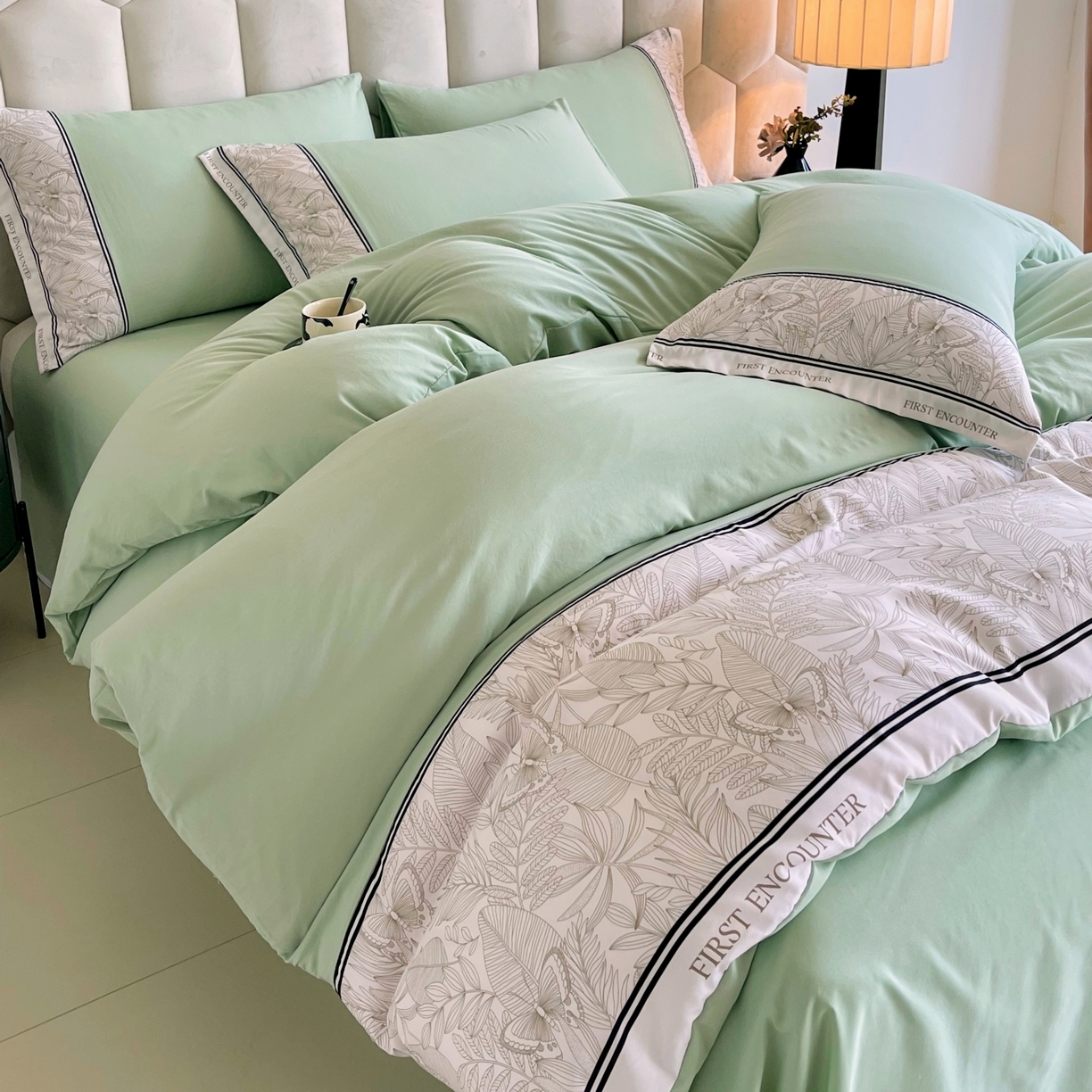 91家纺网 家纺一手货源 找家纺 大麦乐田 2025新款法式轻奢碳素磨毛四件套-卡琳娜系列 卡琳娜 奶茶绿