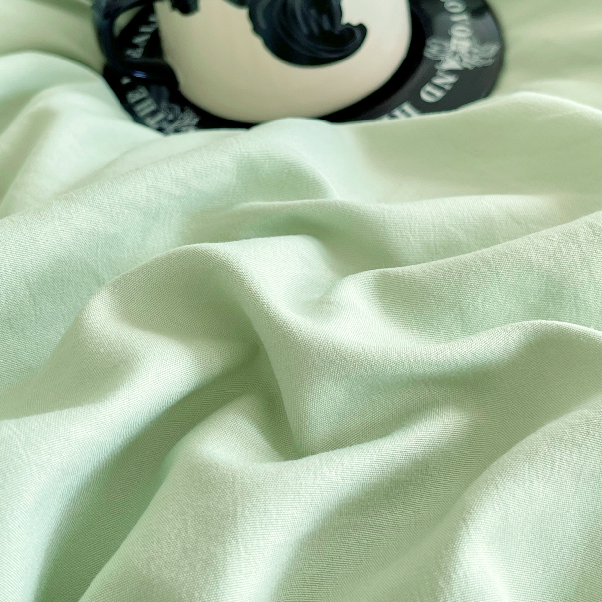 91家纺网 家纺一手货源 找家纺 大麦乐田 2025新款法式轻奢碳素磨毛四件套-卡琳娜系列 卡琳娜 奶茶绿