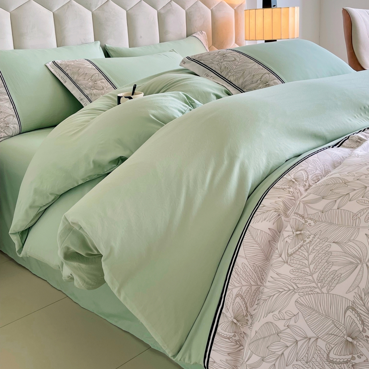 91家纺网 家纺一手货源 找家纺 大麦乐田 2025新款法式轻奢碳素磨毛四件套-卡琳娜系列 卡琳娜 奶茶绿