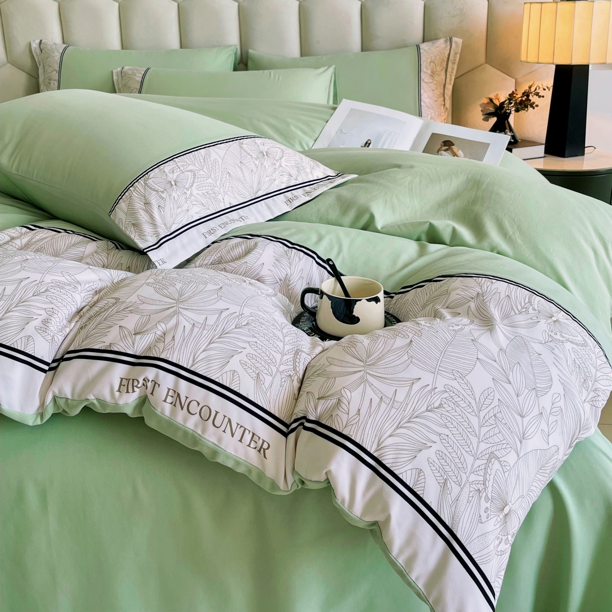 91家纺网 家纺一手货源 找家纺 大麦乐田 2025新款法式轻奢碳素磨毛四件套-卡琳娜系列 卡琳娜 奶茶绿