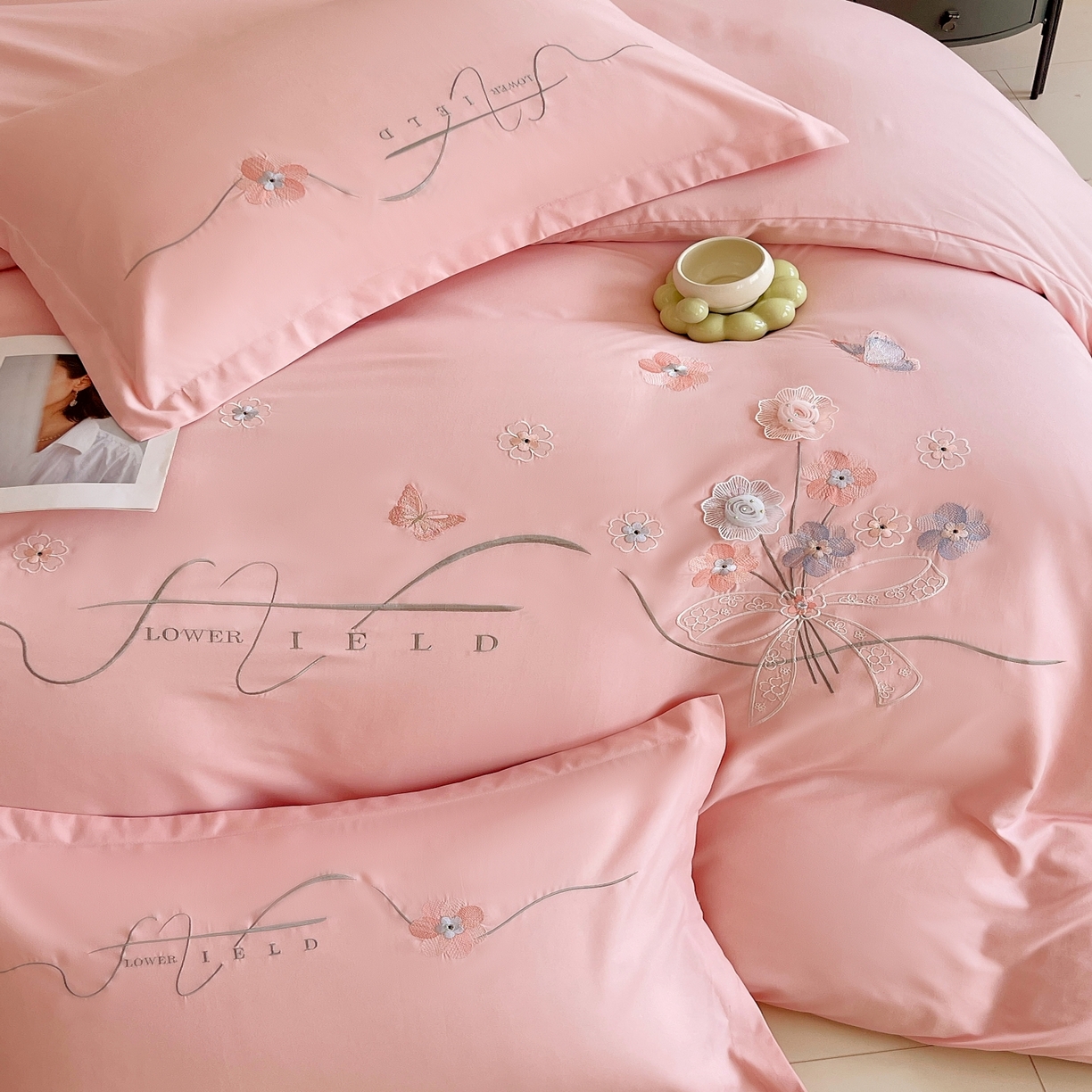 91家纺网 家纺一手货源 找家纺 （总）大麦乐田 2025新款四季亲肤磨毛立体花刺绣工艺款四件套-花香蝶舞