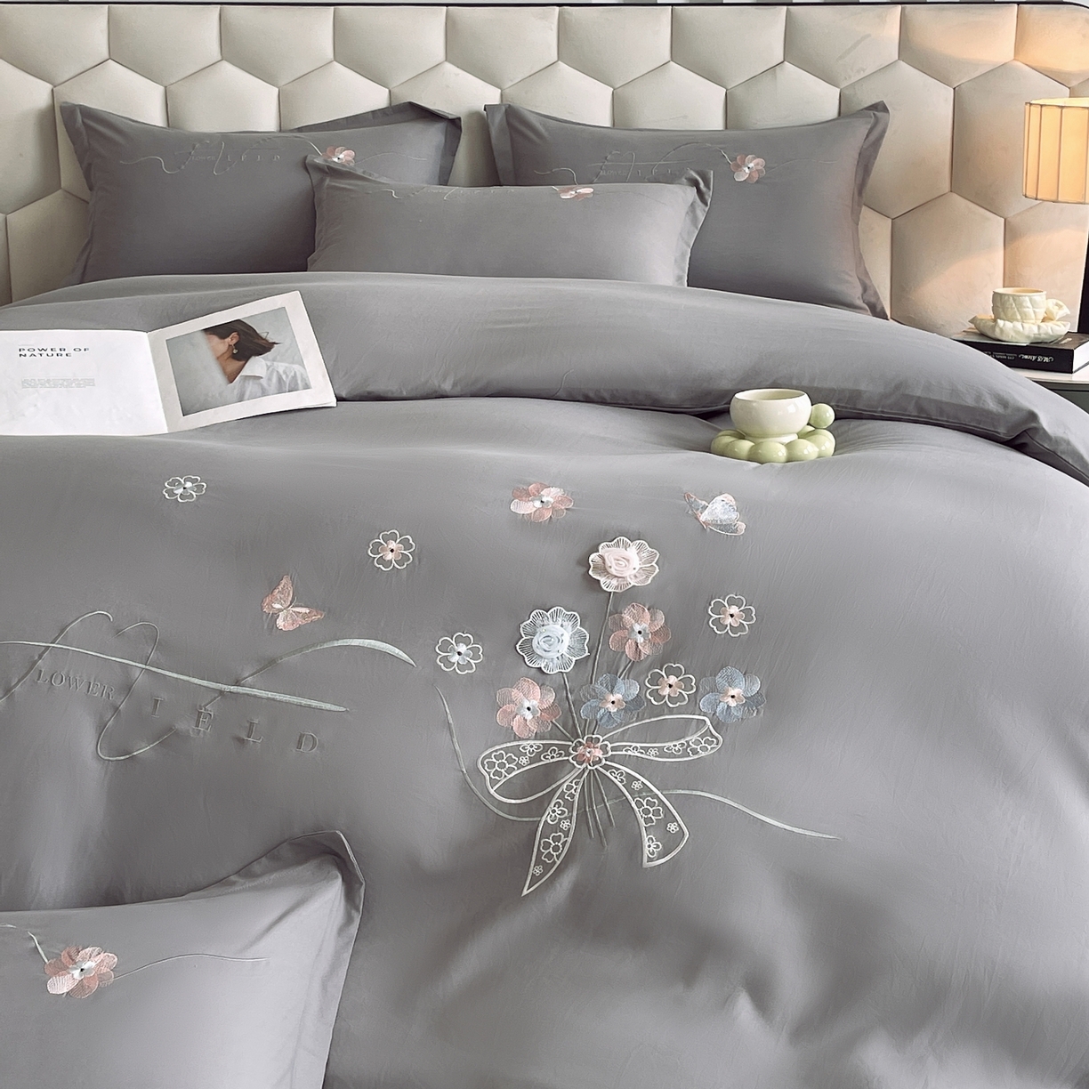 91家纺网 家纺一手货源 找家纺 大麦乐田 2025新款四季亲肤磨毛立体花刺绣工艺款四件套-花香蝶舞 花香蝶舞-绅士灰