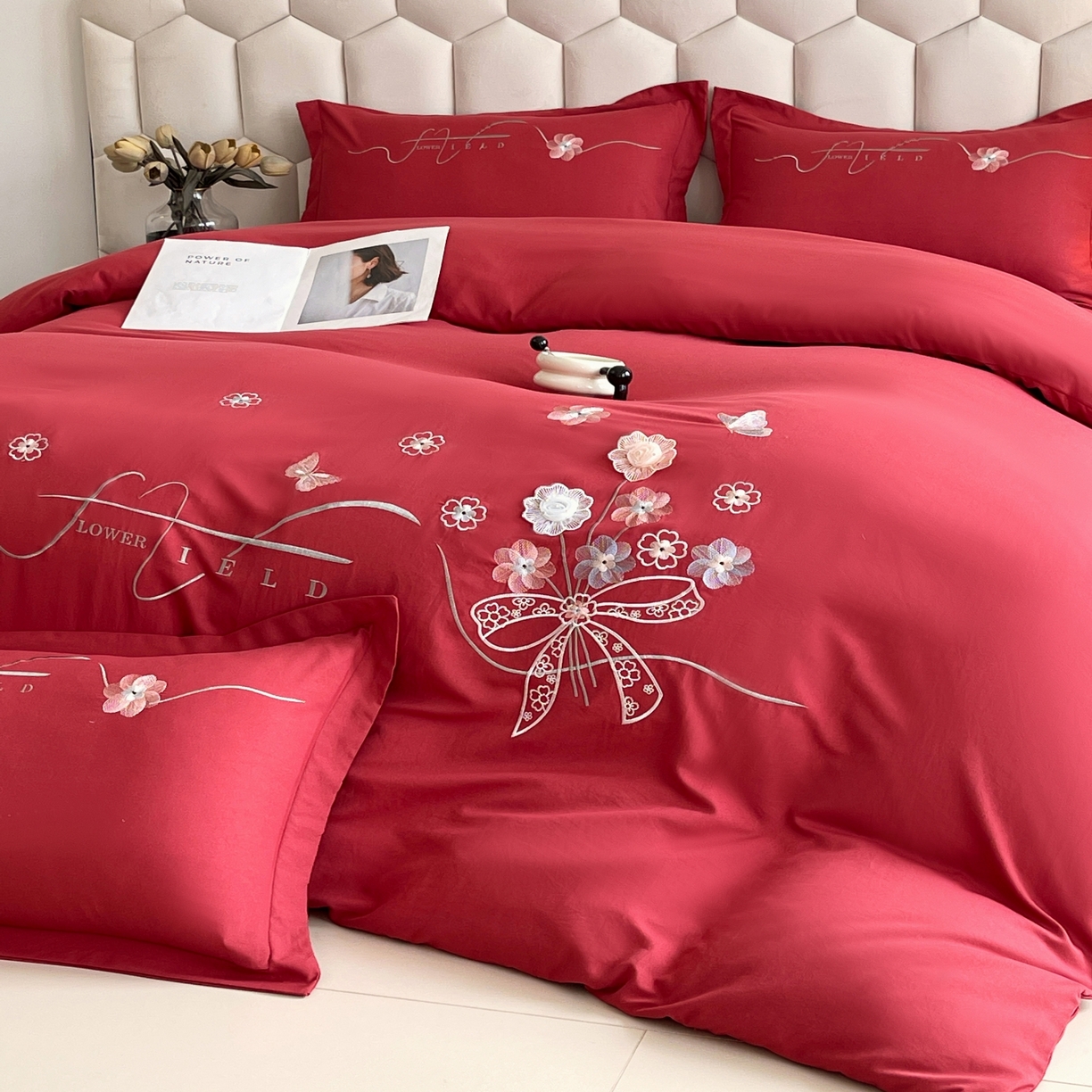 91家纺网 家纺一手货源 找家纺 大麦乐田 2025新款四季亲肤磨毛立体花刺绣工艺款四件套-花香蝶舞 花香蝶舞-大红