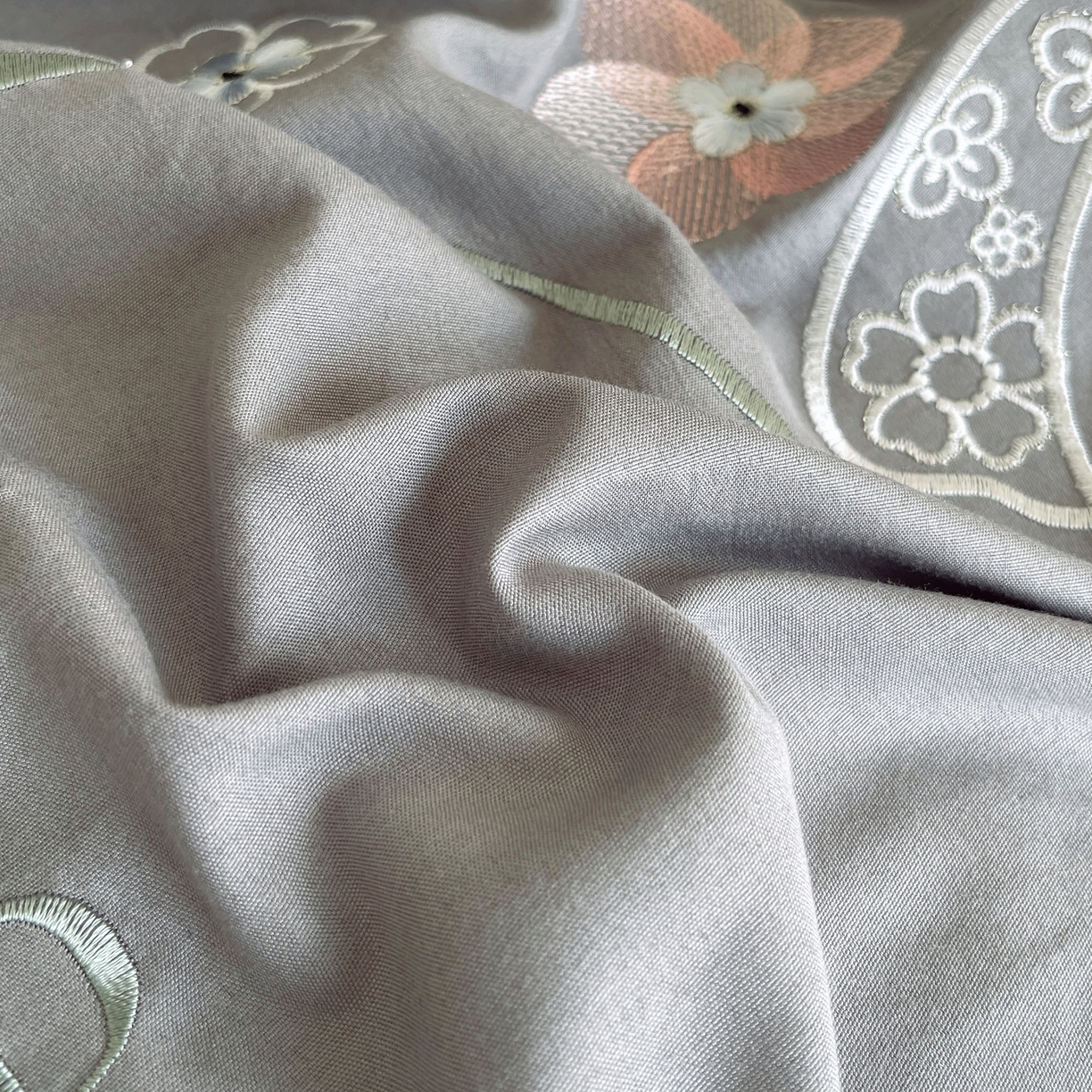 91家纺网 家纺一手货源 找家纺 大麦乐田 2025新款四季亲肤磨毛立体花刺绣工艺款四件套-花香蝶舞 花香蝶舞-绅士灰