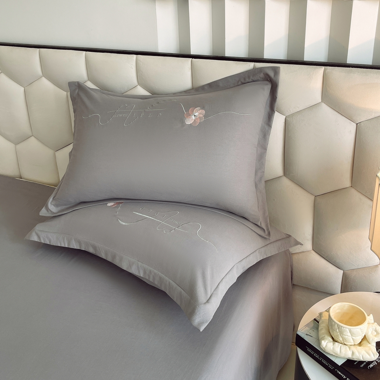 91家纺网 家纺一手货源 找家纺 大麦乐田 2025新款四季亲肤磨毛立体花刺绣工艺款四件套-花香蝶舞 花香蝶舞-绅士灰