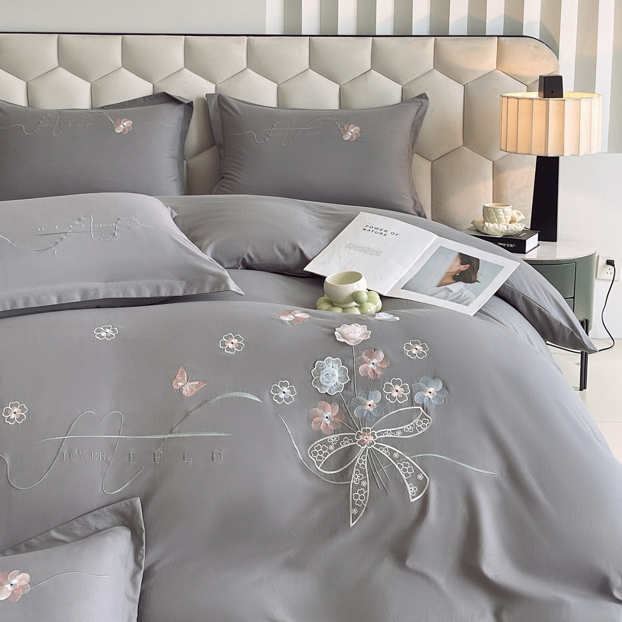 91家纺网 家纺一手货源 找家纺 大麦乐田 2025新款四季亲肤磨毛立体花刺绣工艺款四件套-花香蝶舞 花香蝶舞-绅士灰