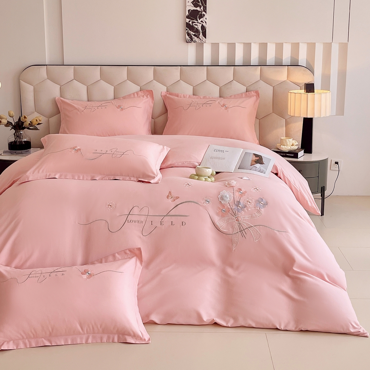 91家纺网 家纺一手货源 找家纺 大麦乐田 2025新款四季亲肤磨毛立体花刺绣工艺款四件套-花香蝶舞 花香蝶舞-香粉玉