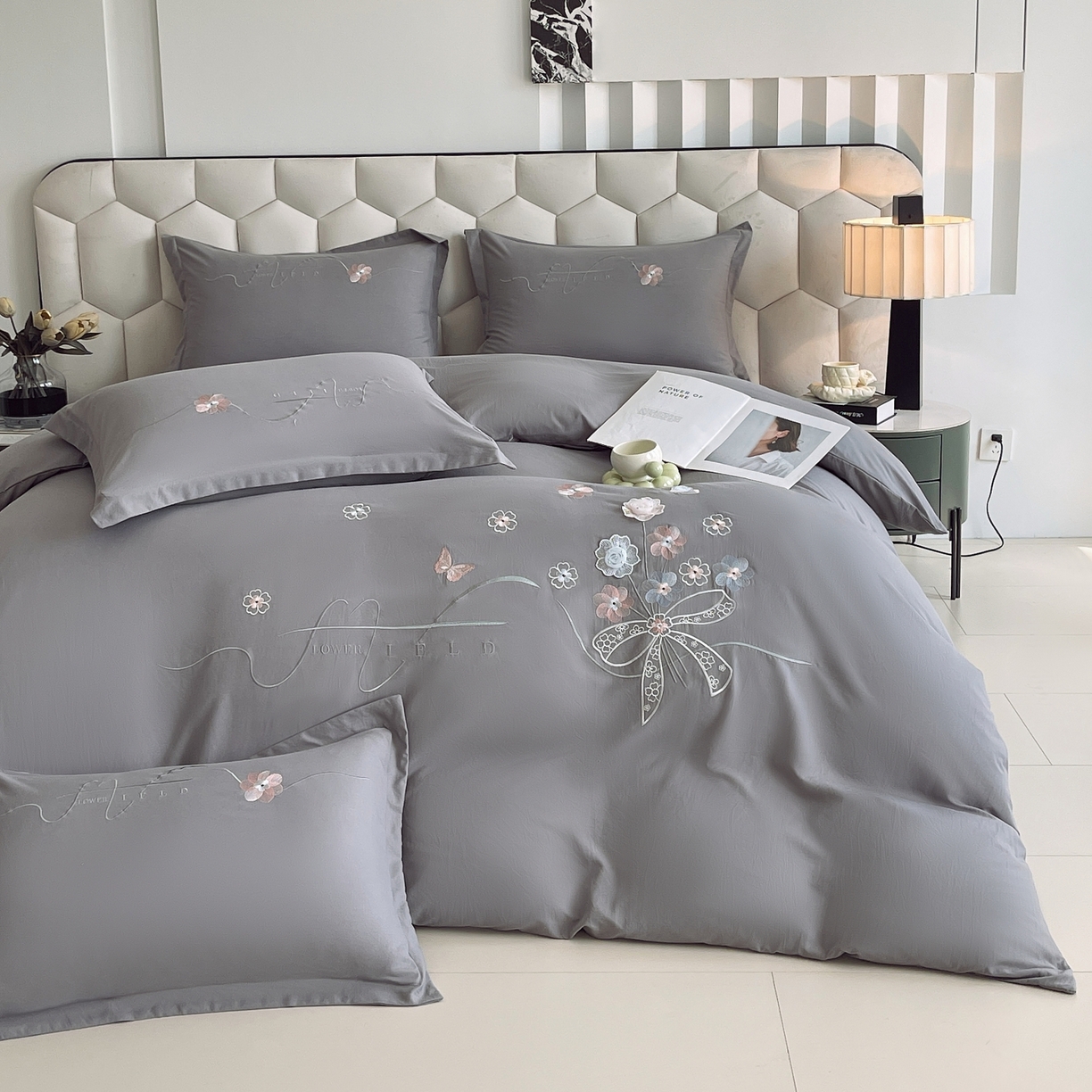 91家纺网 家纺一手货源 找家纺 大麦乐田 2025新款四季亲肤磨毛立体花刺绣工艺款四件套-花香蝶舞 花香蝶舞-绅士灰