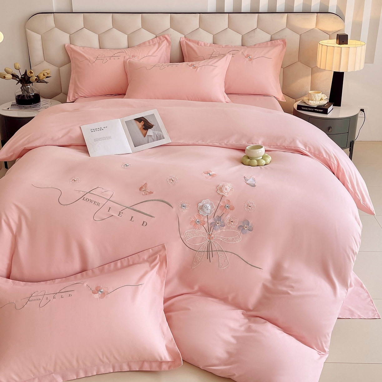 91家纺网 家纺一手货源 找家纺 大麦乐田 2025新款四季亲肤磨毛立体花刺绣工艺款四件套-花香蝶舞 花香蝶舞-香粉玉