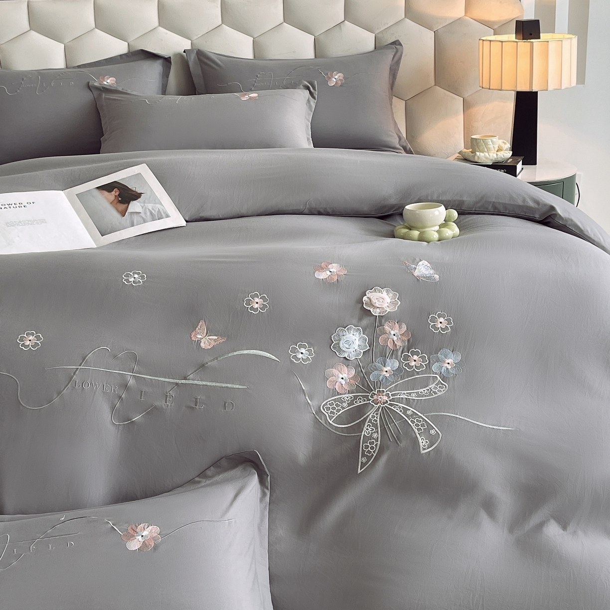 91家纺网 家纺一手货源 找家纺 大麦乐田 2025新款四季亲肤磨毛立体花刺绣工艺款四件套-花香蝶舞 花香蝶舞-绅士灰