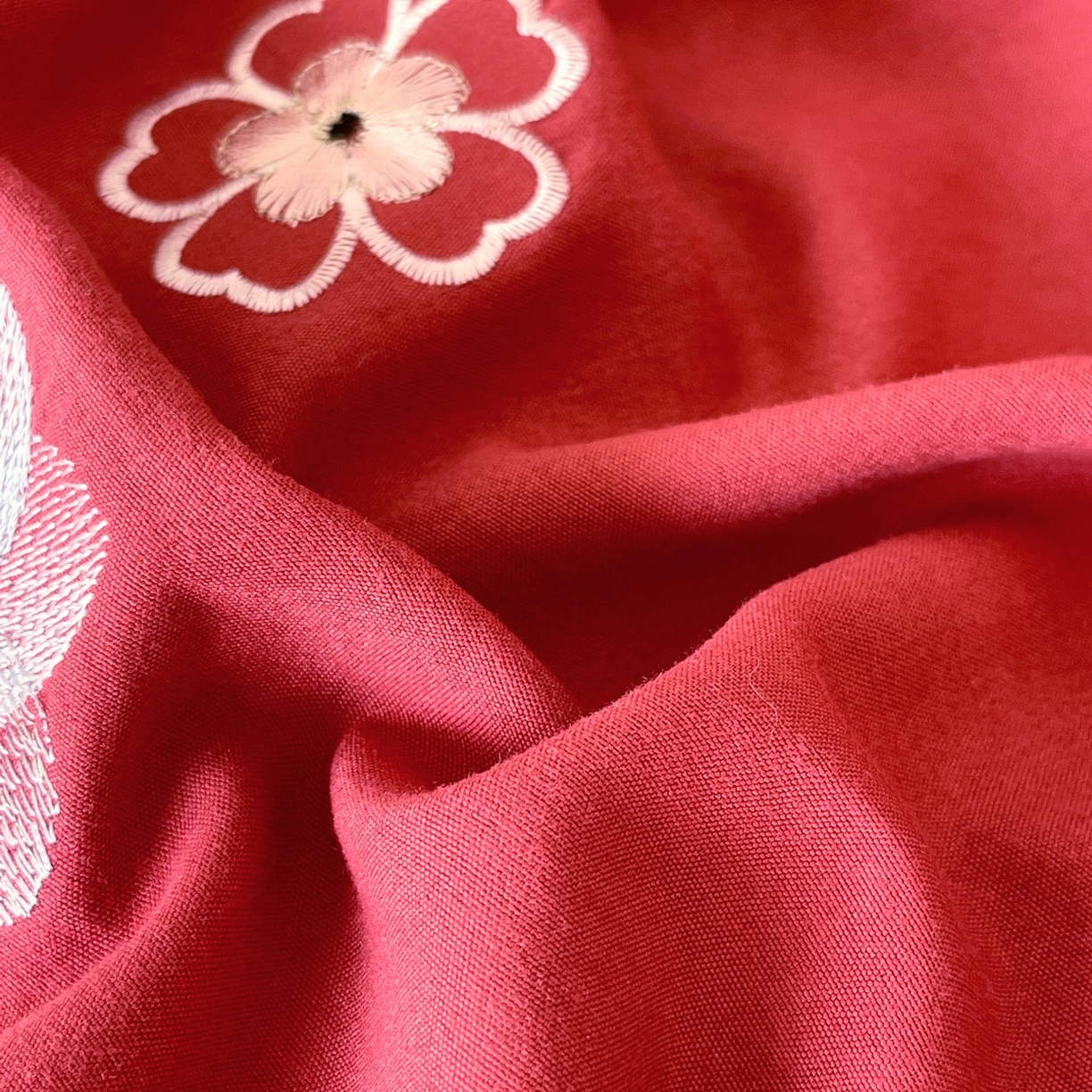 91家纺网 家纺一手货源 找家纺 大麦乐田 2025新款四季亲肤磨毛立体花刺绣工艺款四件套-花香蝶舞 花香蝶舞-大红