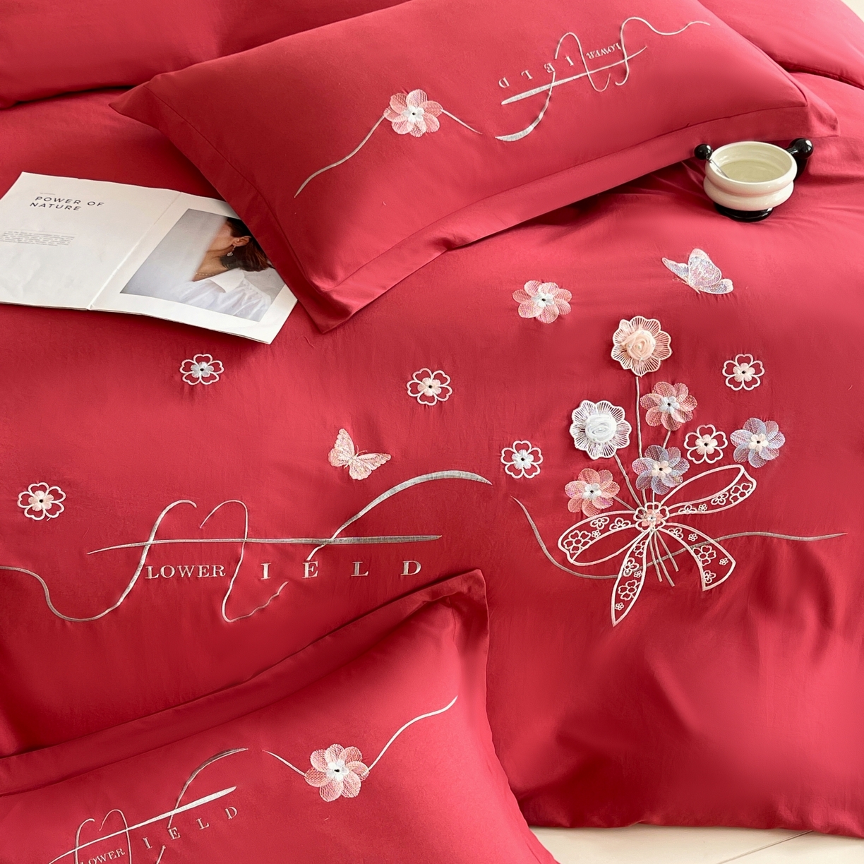 91家纺网 家纺一手货源 找家纺 大麦乐田 2025新款四季亲肤磨毛立体花刺绣工艺款四件套-花香蝶舞 花香蝶舞-大红