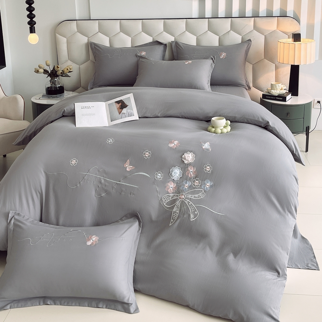 91家纺网 家纺一手货源 找家纺 大麦乐田 2025新款四季亲肤磨毛立体花刺绣工艺款四件套-花香蝶舞 花香蝶舞-绅士灰