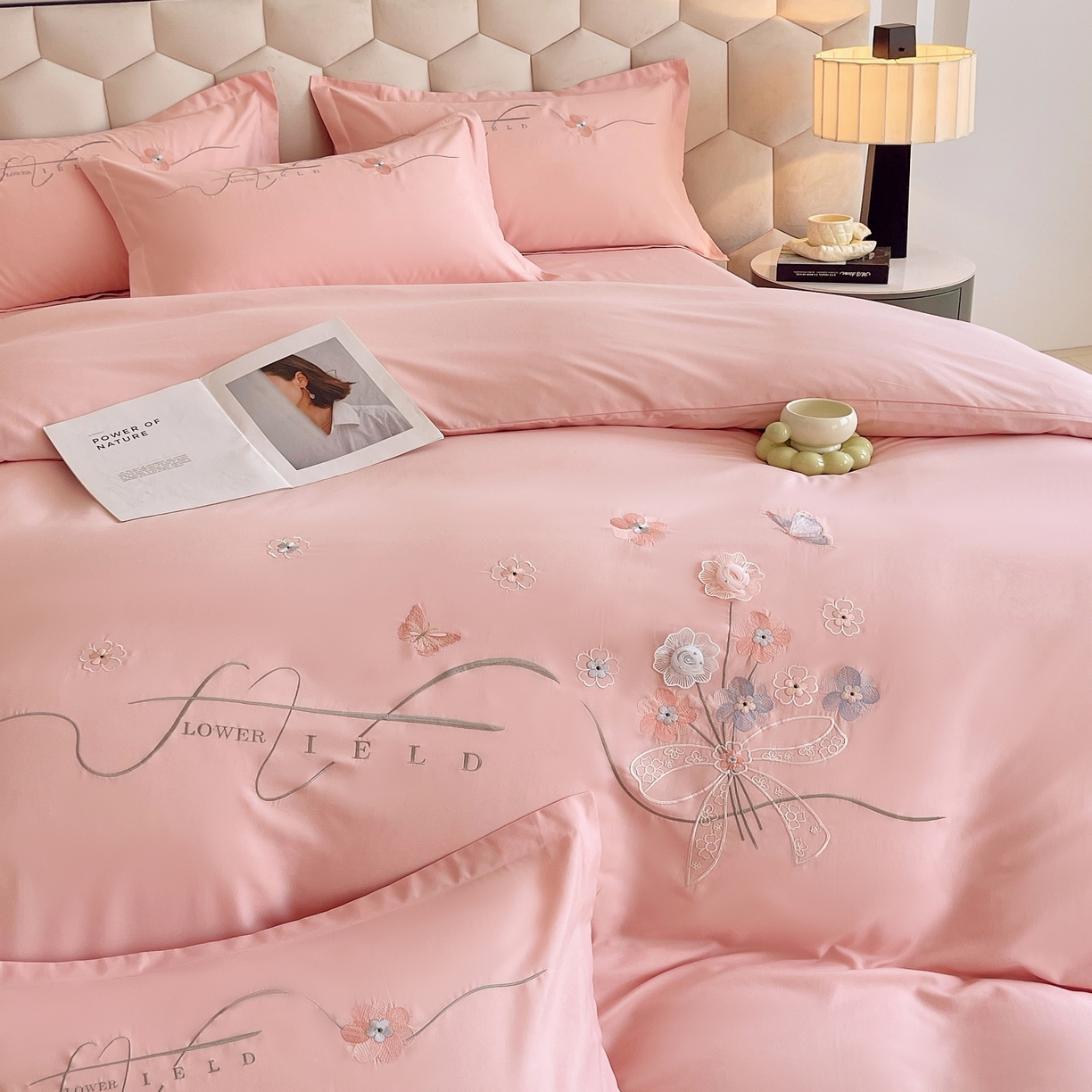 91家纺网 家纺一手货源 找家纺 大麦乐田 2025新款四季亲肤磨毛立体花刺绣工艺款四件套-花香蝶舞 花香蝶舞-香粉玉