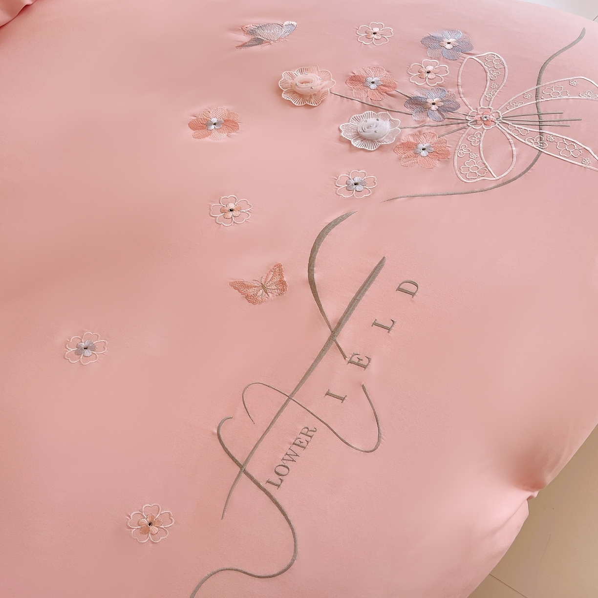 91家纺网 家纺一手货源 找家纺 大麦乐田 2025新款四季亲肤磨毛立体花刺绣工艺款四件套-花香蝶舞 花香蝶舞-香粉玉