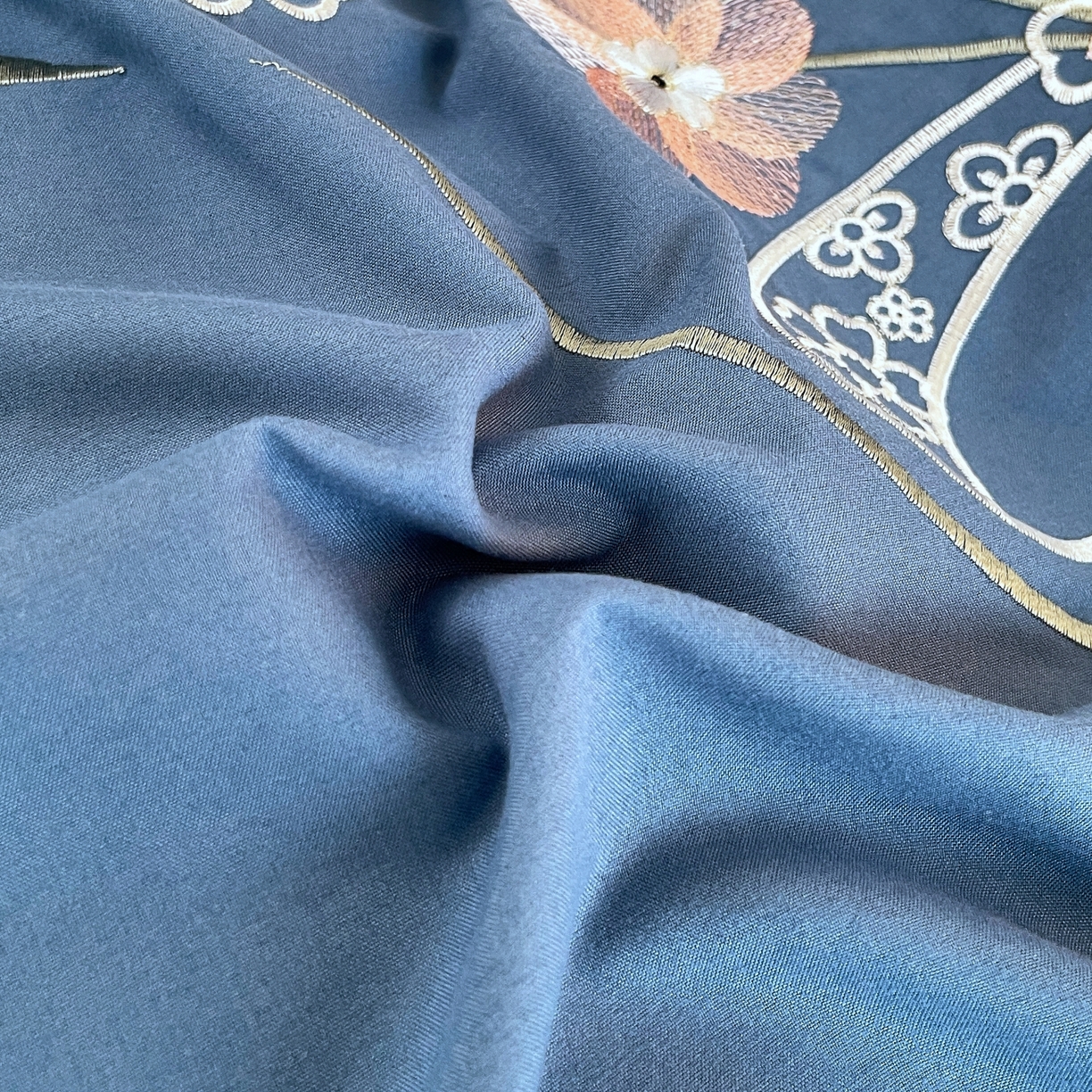 91家纺网 家纺一手货源 找家纺 大麦乐田 2025新款四季亲肤磨毛立体花刺绣工艺款四件套-花香蝶舞 花香蝶舞-宾利兰