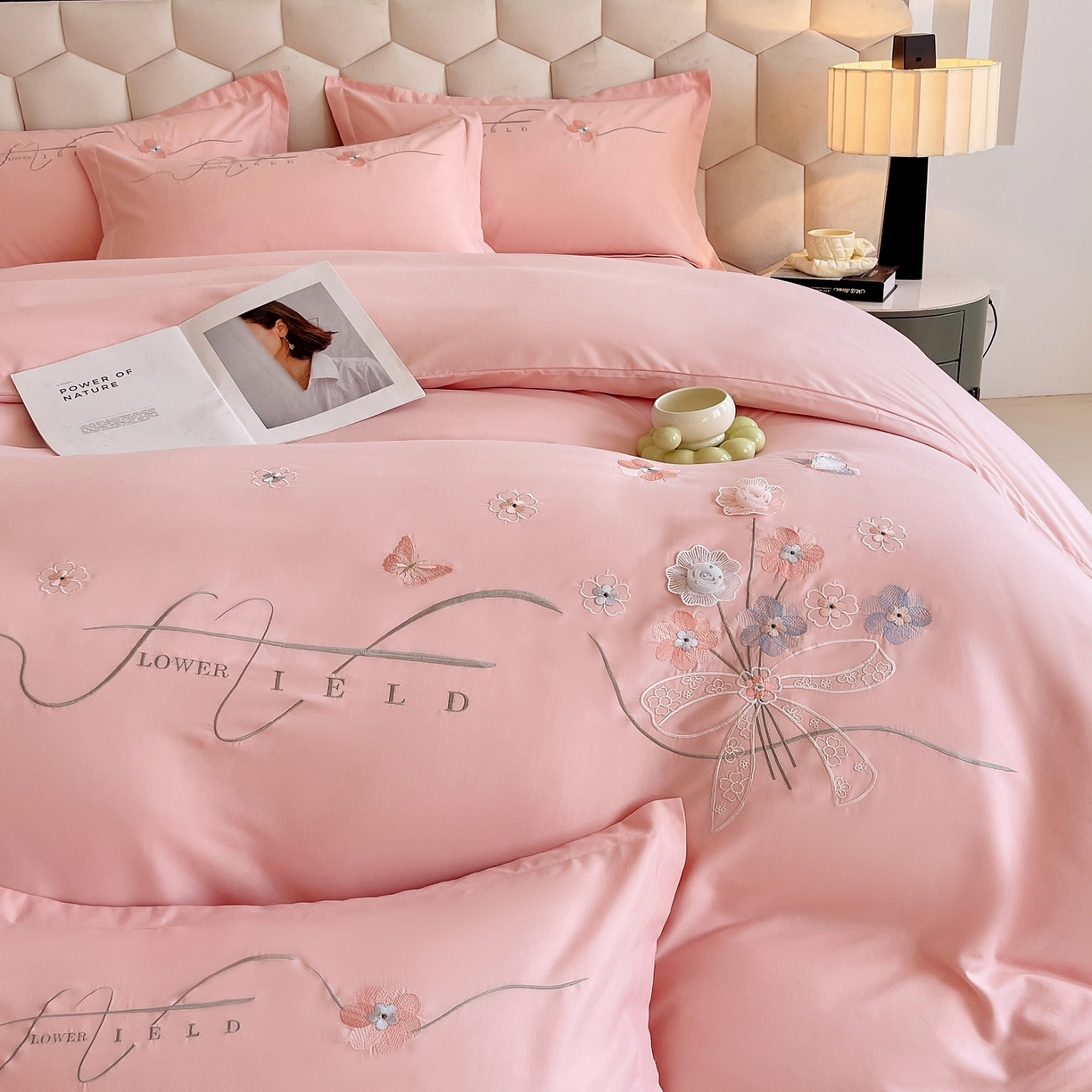 91家纺网 家纺一手货源 找家纺 大麦乐田 2025新款四季亲肤磨毛立体花刺绣工艺款四件套-花香蝶舞 花香蝶舞-香粉玉