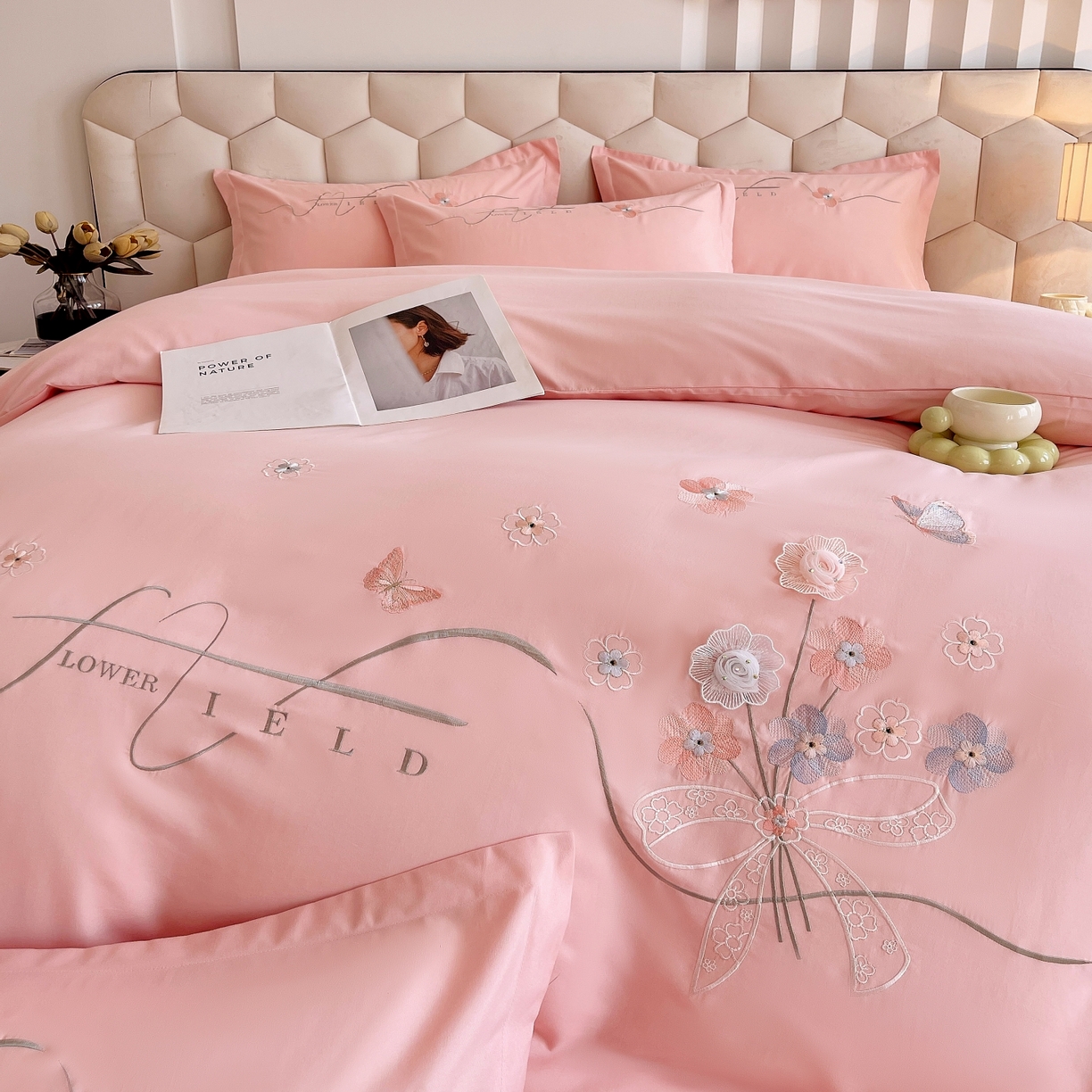 91家纺网 家纺一手货源 找家纺 大麦乐田 2025新款四季亲肤磨毛立体花刺绣工艺款四件套-花香蝶舞 花香蝶舞-香粉玉