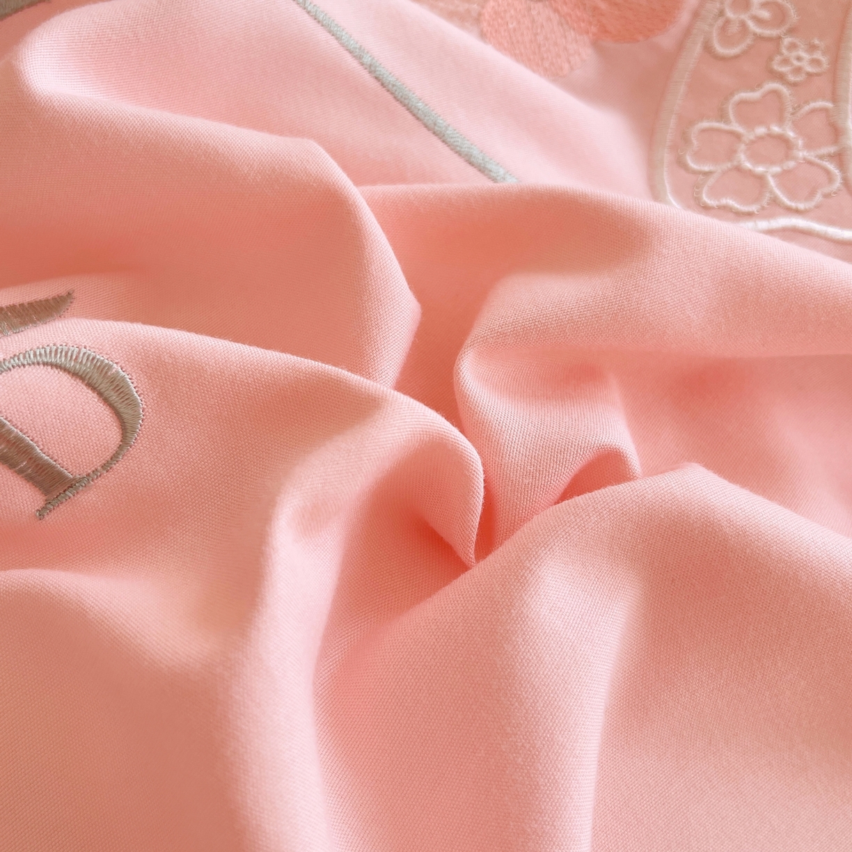 91家纺网 家纺一手货源 找家纺 （总）大麦乐田 2025新款四季亲肤磨毛立体花刺绣工艺款四件套-花香蝶舞