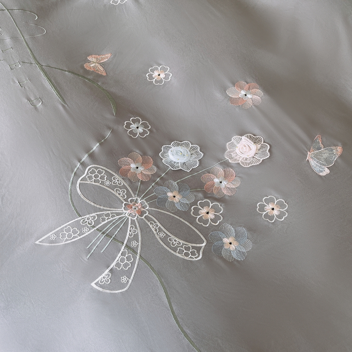 91家纺网 家纺一手货源 找家纺 大麦乐田 2025新款四季亲肤磨毛立体花刺绣工艺款四件套-花香蝶舞 花香蝶舞-绅士灰