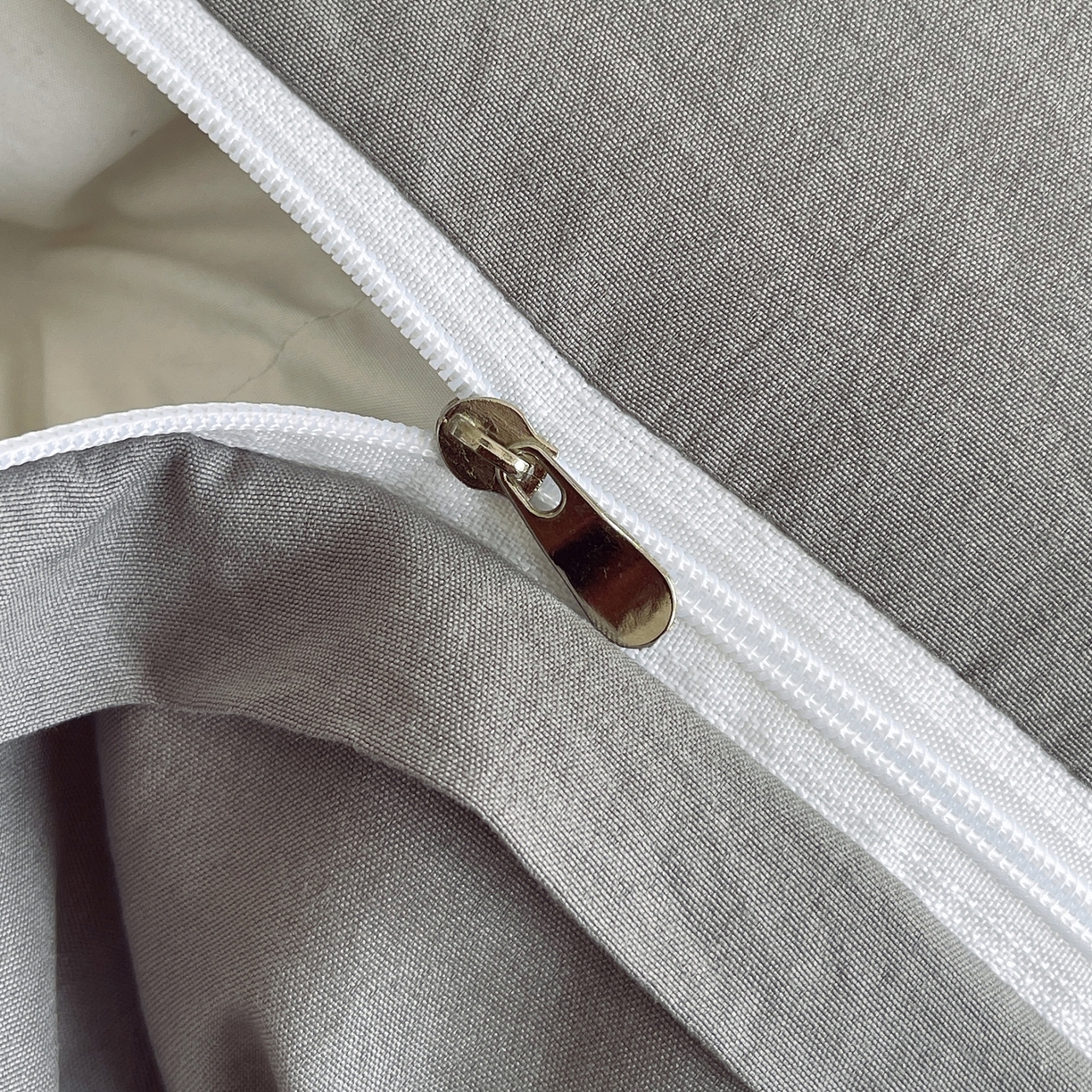 91家纺网 家纺一手货源 找家纺 大麦乐田 2025新款四季亲肤磨毛立体花刺绣工艺款四件套-花香蝶舞 花香蝶舞-绅士灰